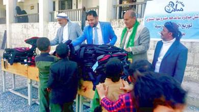 جانب من توزيع مستلزمات مدرسية على أبناء قتلى الحوثيين دون غيرهم من الأسر المحتاجة في صنعاء (وسائل إعلام حوثية)